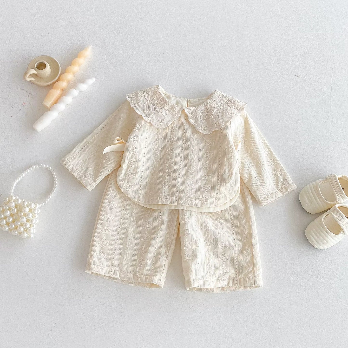 Ensemble Rétro-Chic : Blouse Dentelle & Pantalon Jacquard