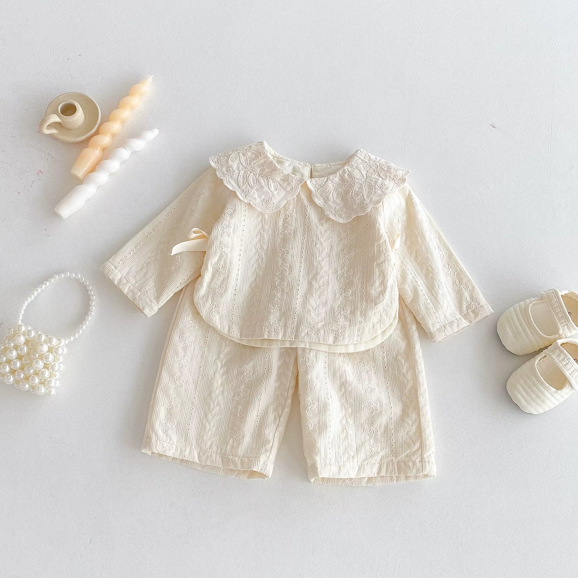 Ensemble Rétro-Chic : Blouse Dentelle & Pantalon Jacquard