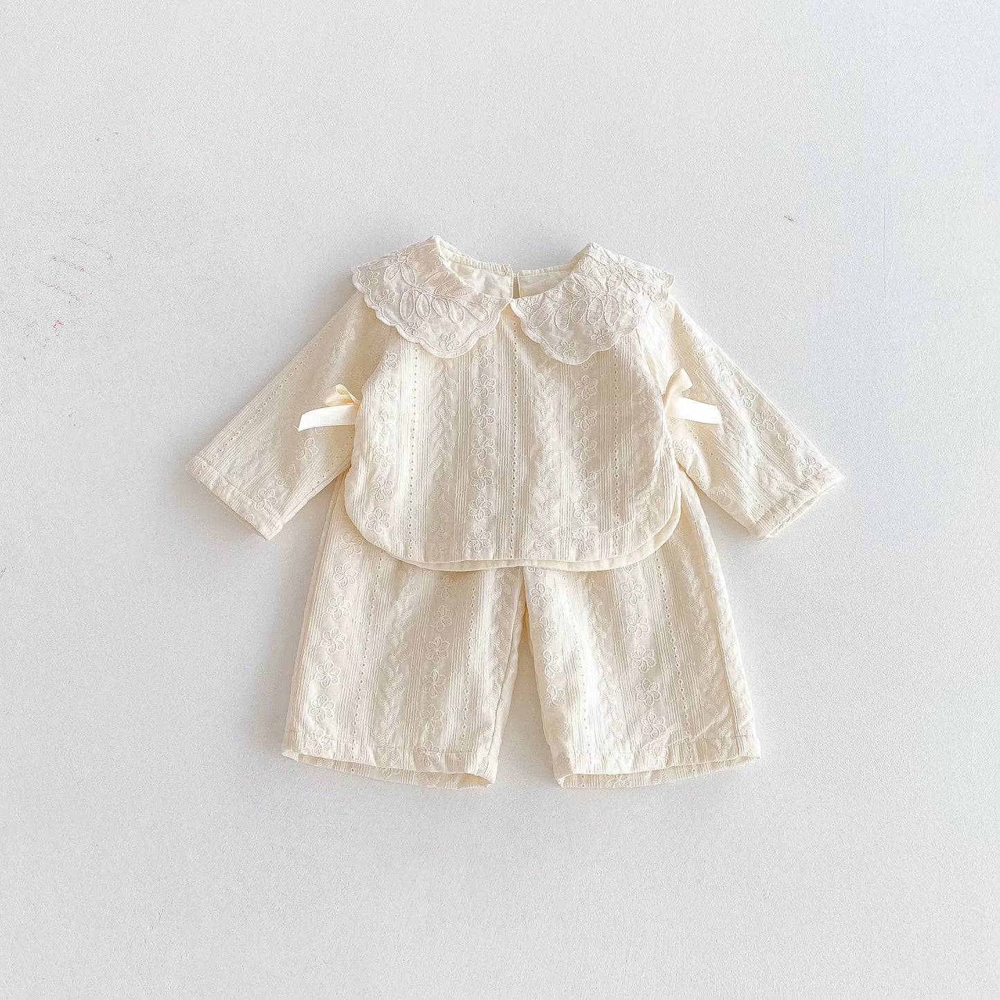 Ensemble Rétro-Chic : Blouse Dentelle & Pantalon Jacquard