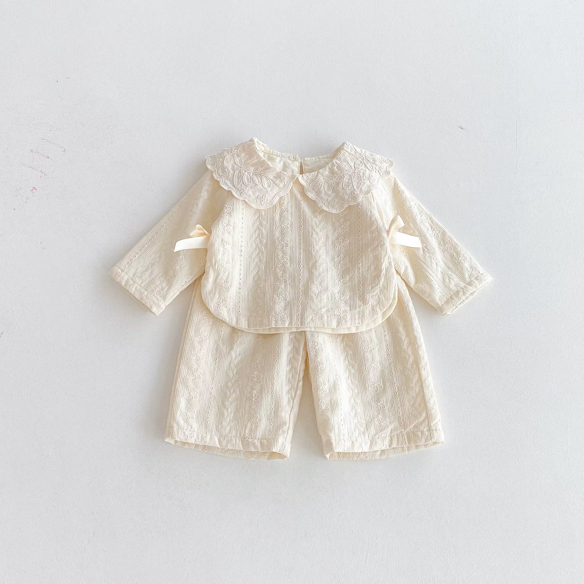 Ensemble Rétro-Chic : Blouse Dentelle & Pantalon Jacquard