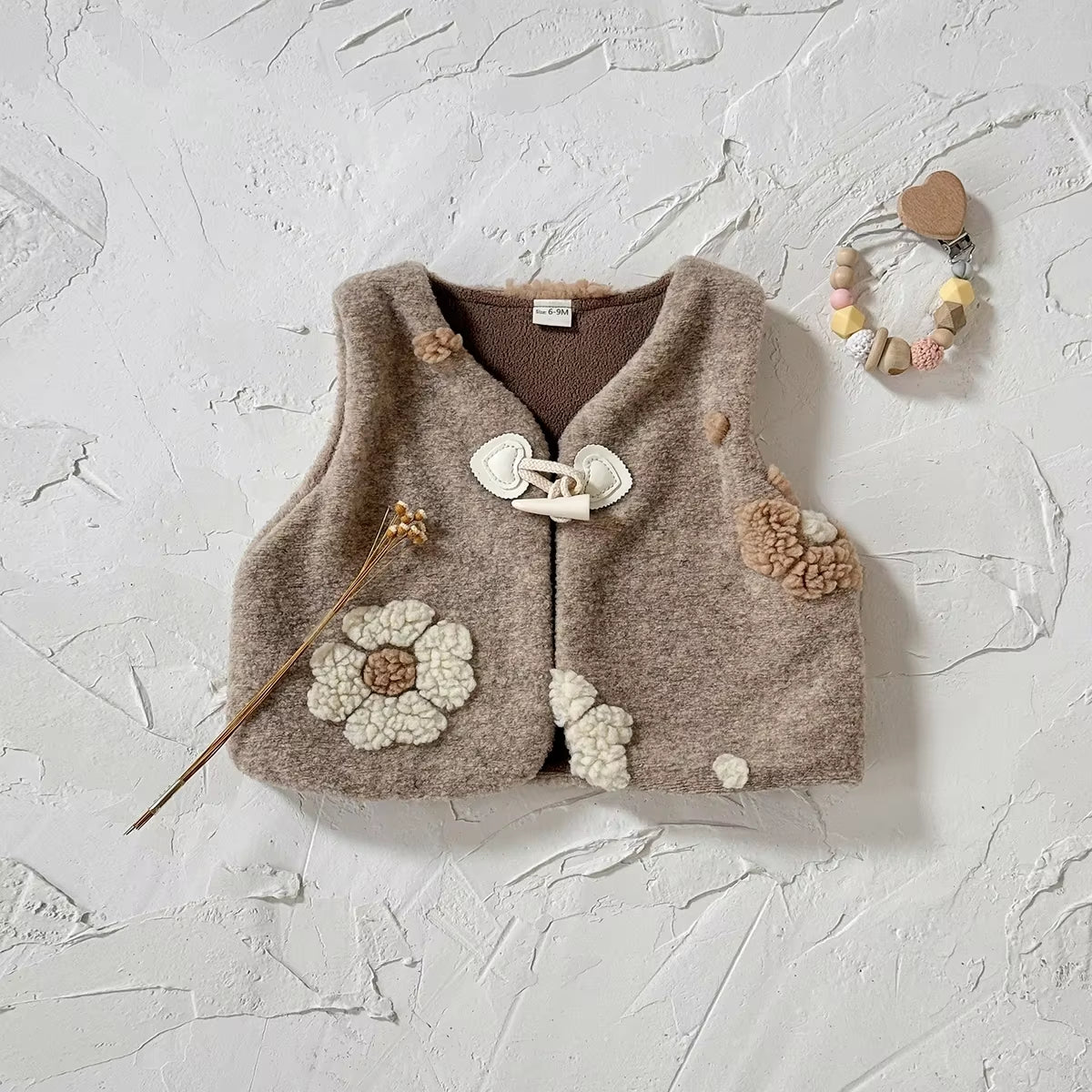 Gilet Fausse Fourrure & Fleurs : Chaleur et Élégance pour Bébé (0-3 ans)