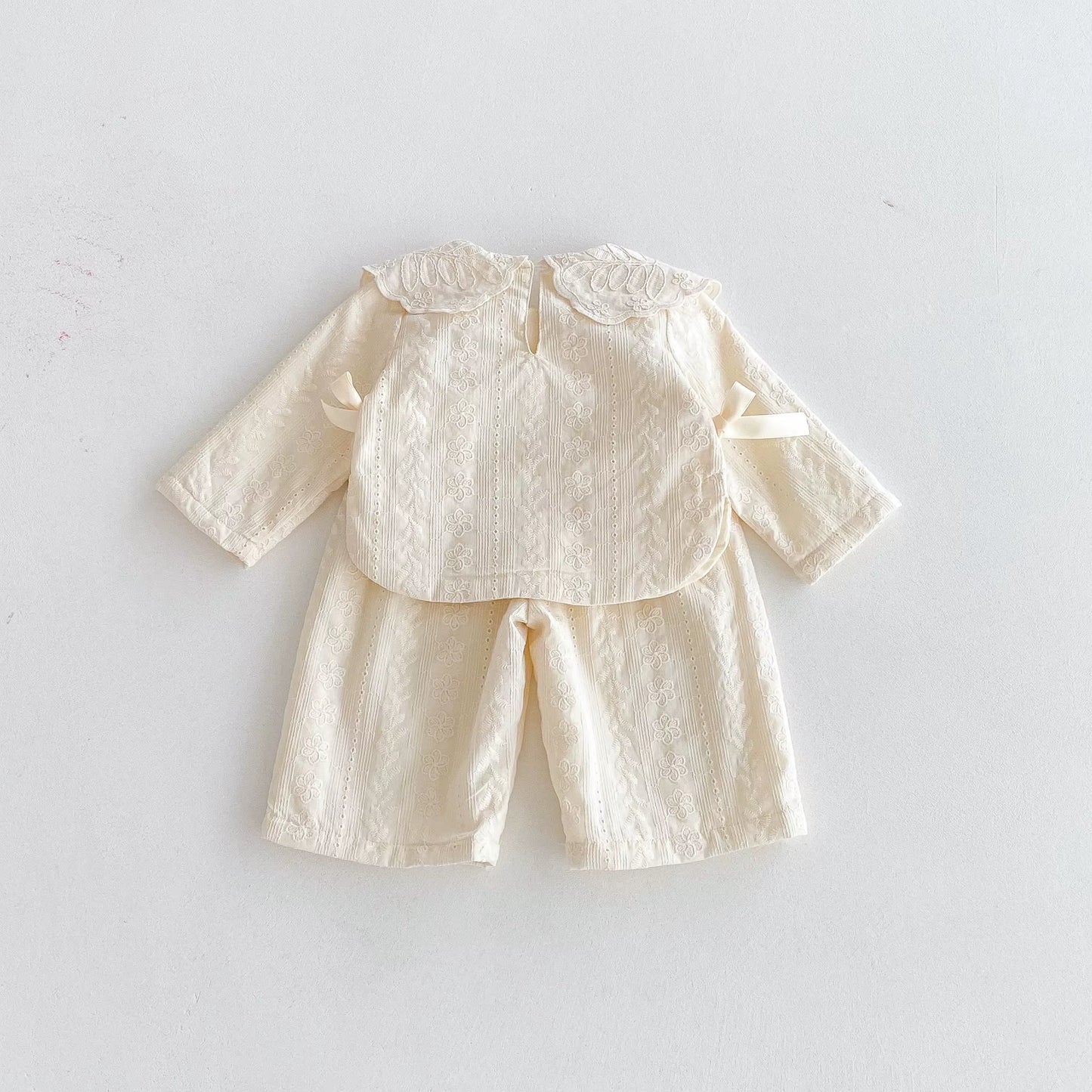 Ensemble Rétro-Chic : Blouse Dentelle & Pantalon Jacquard