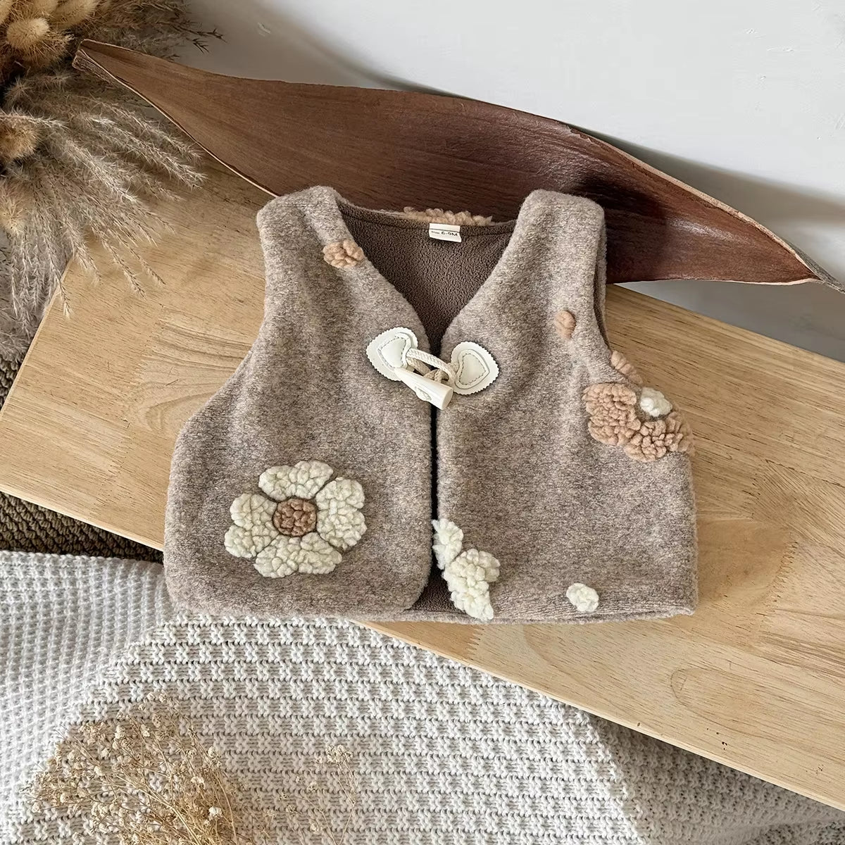 Gilet Fausse Fourrure & Fleurs : Chaleur et Élégance pour Bébé (0-3 ans)