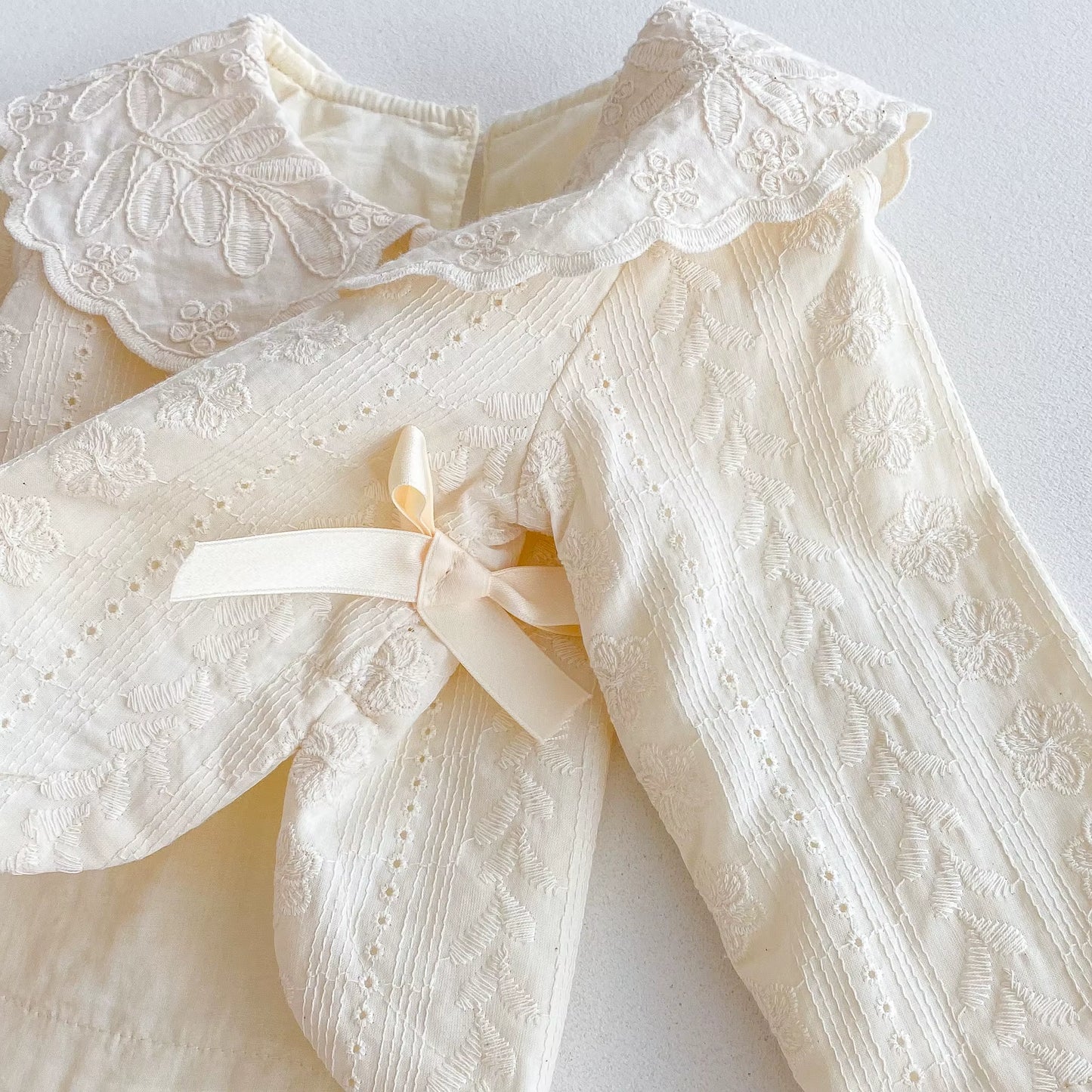 Ensemble Rétro-Chic : Blouse Dentelle & Pantalon Jacquard