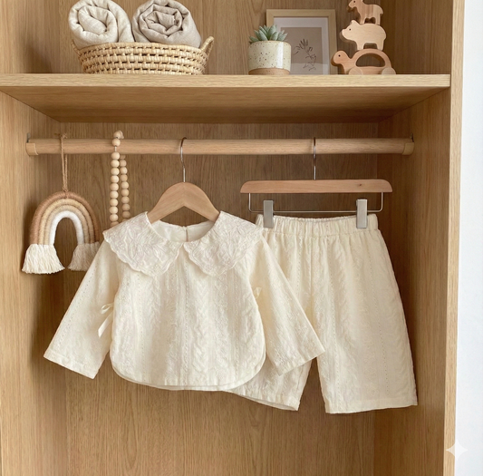 Ensemble Rétro-Chic : Blouse Dentelle & Pantalon Jacquard