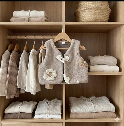 Gilet Fausse Fourrure & Fleurs : Chaleur et Élégance pour Bébé (0-3 ans)