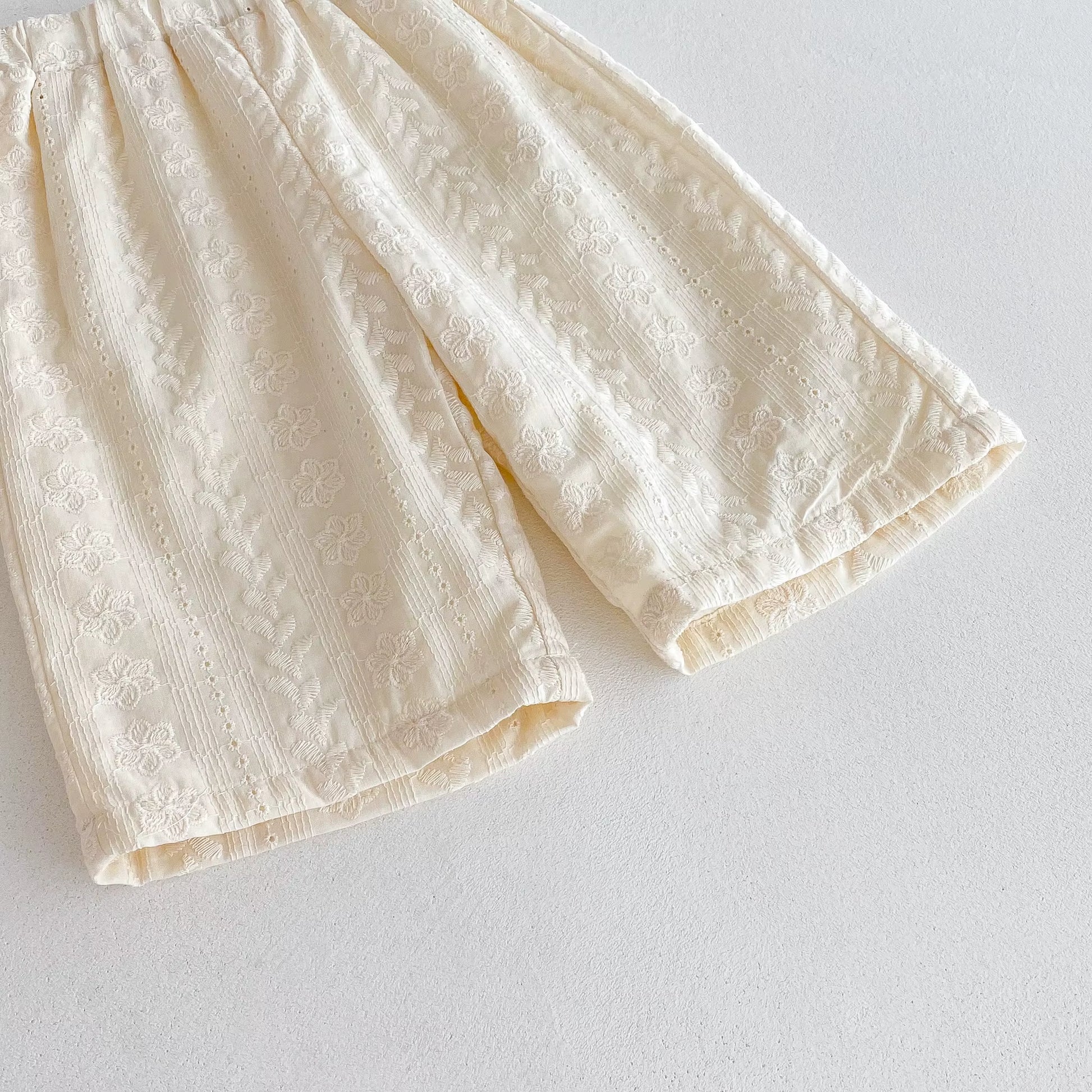 Ensemble Rétro-Chic : Blouse Dentelle & Pantalon Jacquard