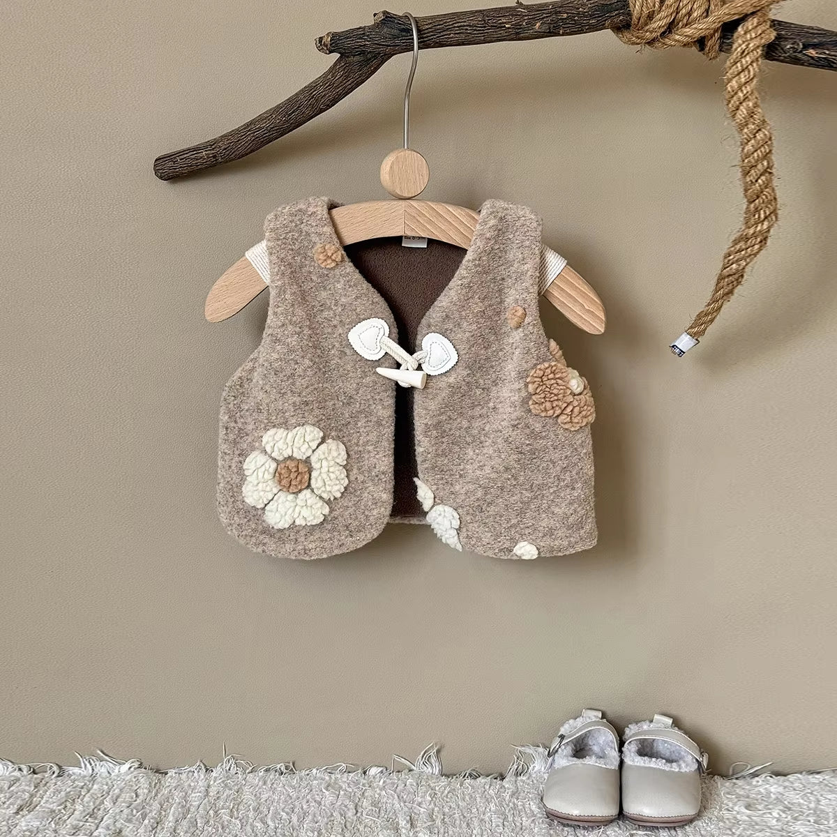Gilet Fausse Fourrure & Fleurs : Chaleur et Élégance pour Bébé (0-3 ans)