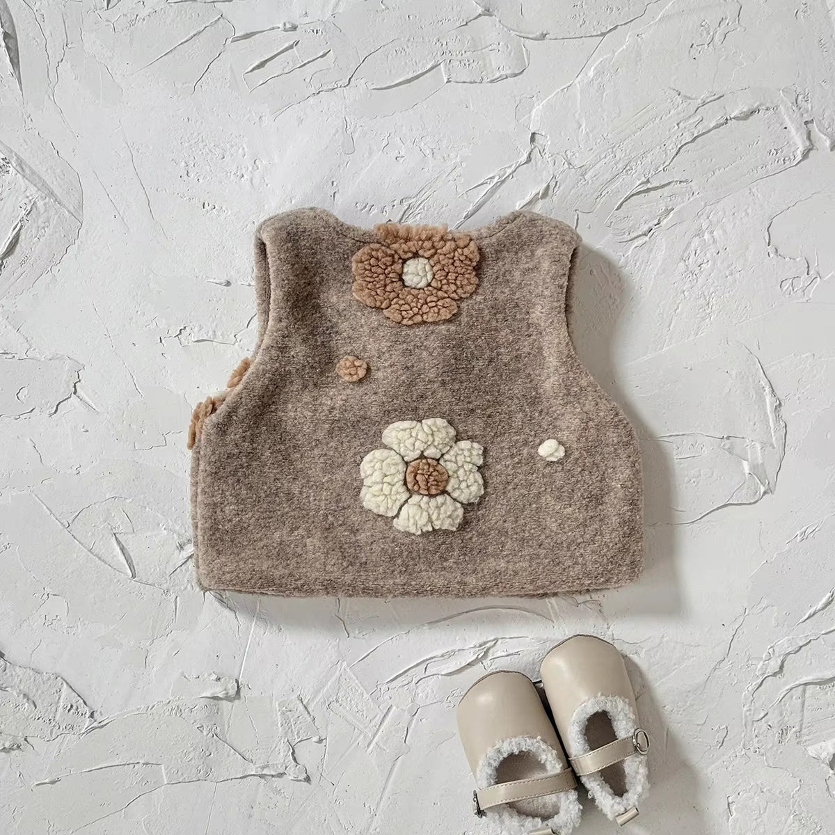 Gilet Fausse Fourrure & Fleurs : Chaleur et Élégance pour Bébé (0-3 ans)